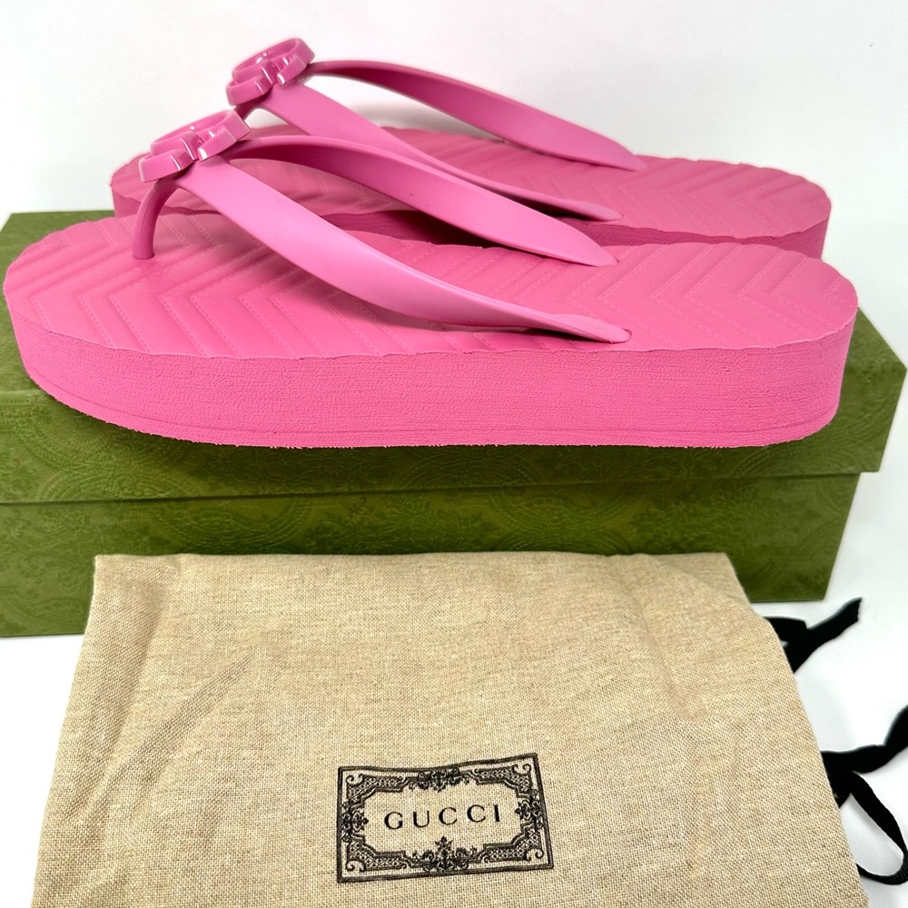 GUCCI Pascar Flip Flops in Chevron Rubber Pink - Picture 2 of 9